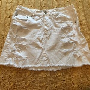 White American Eagle distressed skirt.